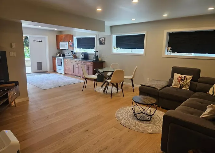 Lovely 1 Bedroom Suite Near Town