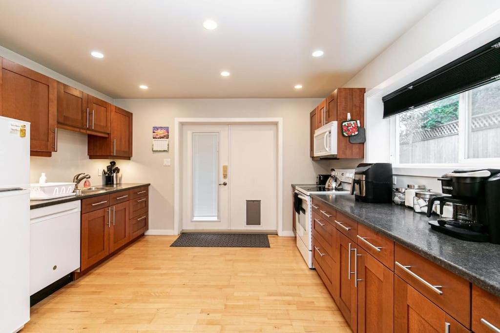 Lovely 1 Bedroom Near Town Apartment *
