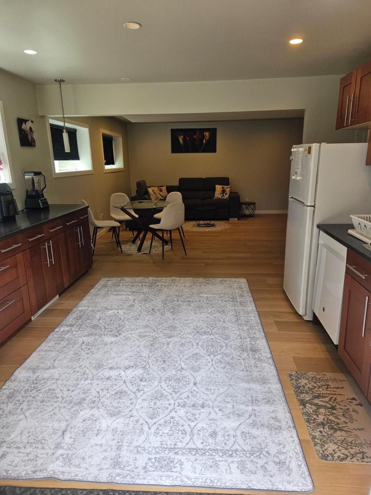 Lovely 1 Bedroom Near Town Apartment *