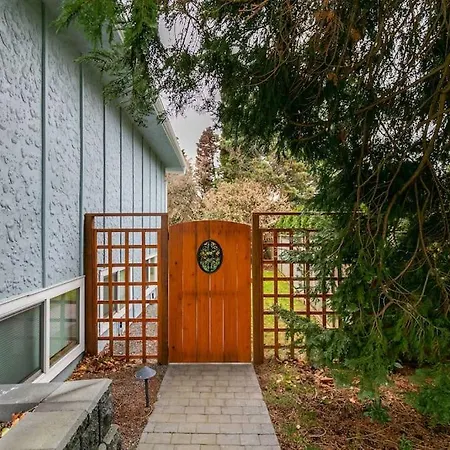 Lovely 1 Bedroom Suite Near Town Victoria Exterior photo