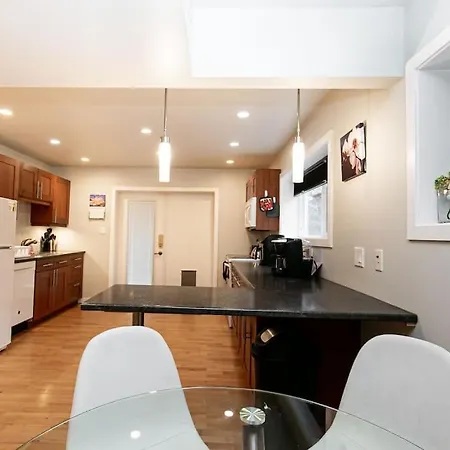 Lovely 1 Bedroom Suite Near Town Victoria Exterior photo