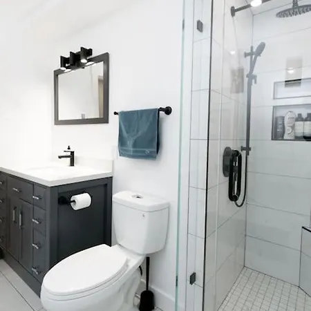 Lovely 1 Bedroom Suite Near Town Victoria Exterior photo