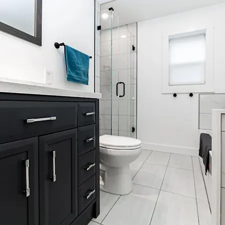 Lovely 1 Bedroom Suite Near Town Victoria Exterior photo