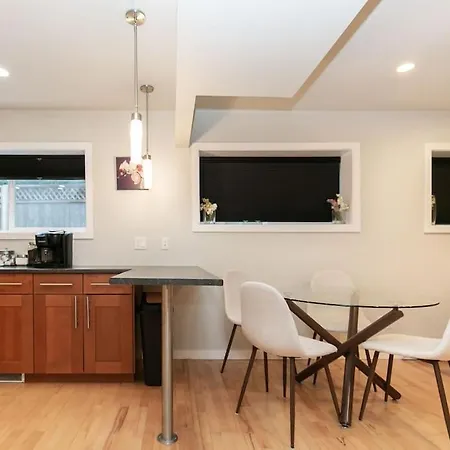 Lovely 1 Bedroom Suite Near Town Victoria Exterior photo